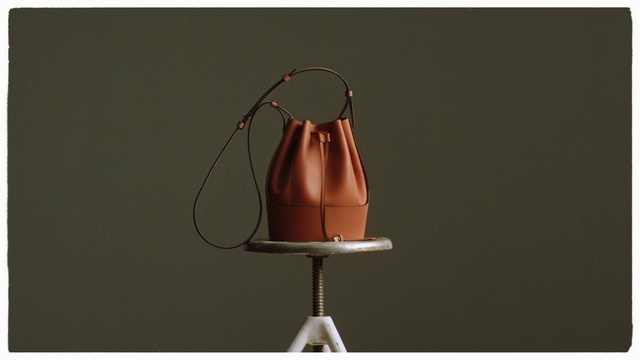 Video Reference: Handbag, Bag, Brown, Orange, Birkin bag, Lamp, Leather, Lampshade, Tote bag, Hobo bag