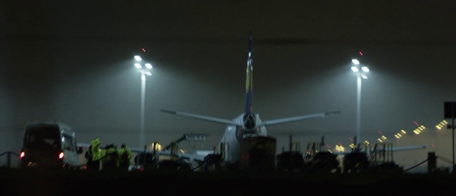 Video Reference: Night, Airplane, Aircraft, Airliner, Vehicle, Aviation, Landing, Aerospace engineering, Wide-body aircraft, Crowd