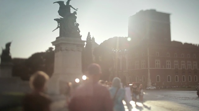 Video Reference: Landmark, Atmospheric phenomenon, Morning, Historic site, Sky, Sunlight, Monument, World, Crowd, Photography