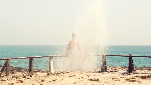 Video Reference: Water, Sea, Beach, Atmospheric phenomenon, Wave, Ocean, Sky, Shore, Horizon, Vacation