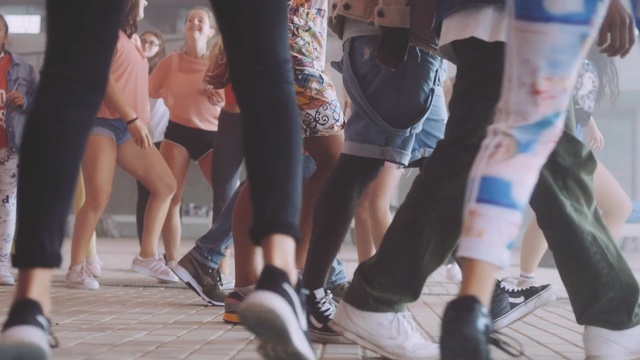 Video Reference: Human leg, Leg, Footwear, Thigh, Fashion, Snapshot, Shoe, Fun, Calf, Human body, Person
