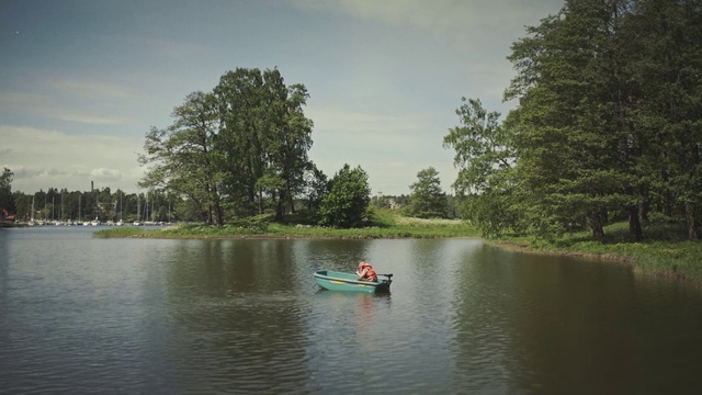 Video Reference: Body of water, Nature, Natural landscape, River, Water, Water transportation, Waterway, Bank, Boat, Natural environment
