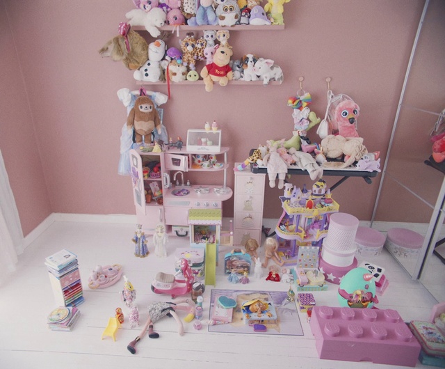 Video Reference: Pink, Product, Toy, Room, Interior design, Party, Table, Souvenir, Baby shower, Collection