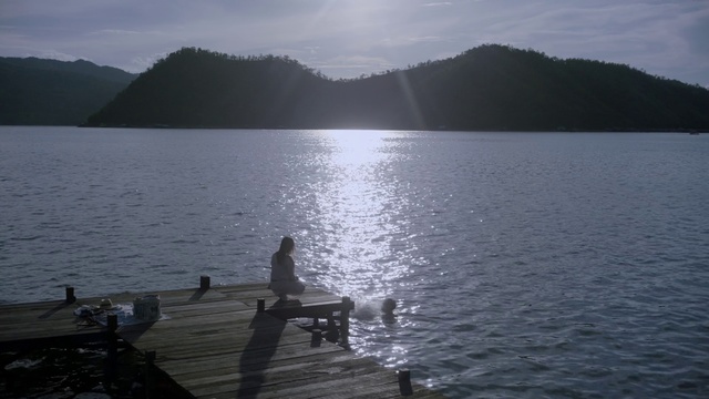 Video Reference: Body of water, Lake, Water, Sound, Sky, Lake district, Atmospheric phenomenon, Sea, Loch, Morning