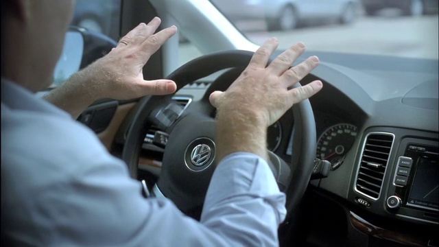 Video Reference: Steering part, Motor vehicle, Steering wheel, Vehicle, Driving, Car, Vehicle door, Auto part, Hand, Automotive design