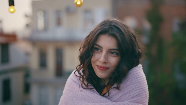 Video Reference: Hair, Face, Lip, Beauty, Eyebrow, Head, Eye, Hairstyle, Smile, Yellow