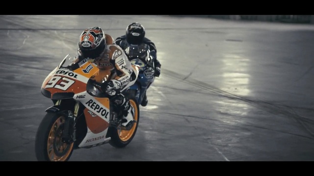 Video Reference: Land vehicle, Motorcycle, Vehicle, Motorcycle racer, Motorcycling, Road racing, Motorsport, Motorcycle racing, Racing, Superbike racing