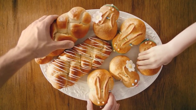 Video Reference: Food, Dish, Cuisine, Ingredient, Junk food, Baked goods, Bread, Choux pastry, Hefekranz, American food