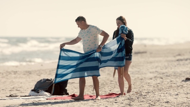 Video Reference: People on beach, Photograph, Vacation, Fun, Honeymoon, Beach, Summer, Interaction, Photography, Sea, Person