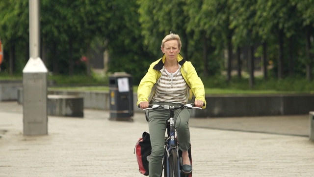 Video Reference: land vehicle, bicycle, vehicle, cycling, bicycle accessory, road, sports equipment, road bicycle, recreation, girl, Person