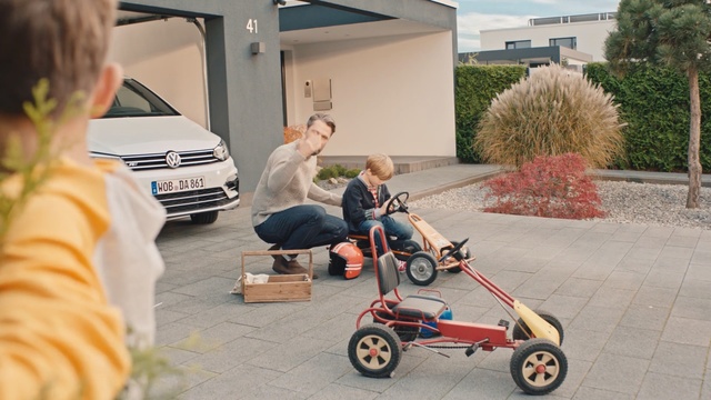 Video Reference: Vehicle, Product, Motor vehicle, Car, Mobility scooter, Automotive design, City car, Subcompact car, Electric vehicle