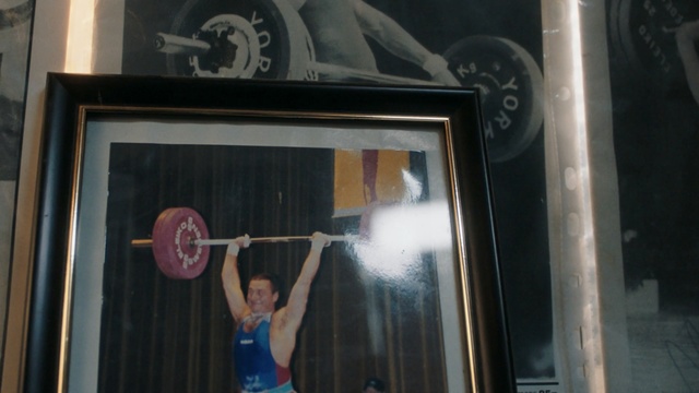 Video Reference: Shoulder, Standing, Weightlifting, Barbell, Physical fitness, Arm, Joint, Muscle, Powerlifting, Deadlift