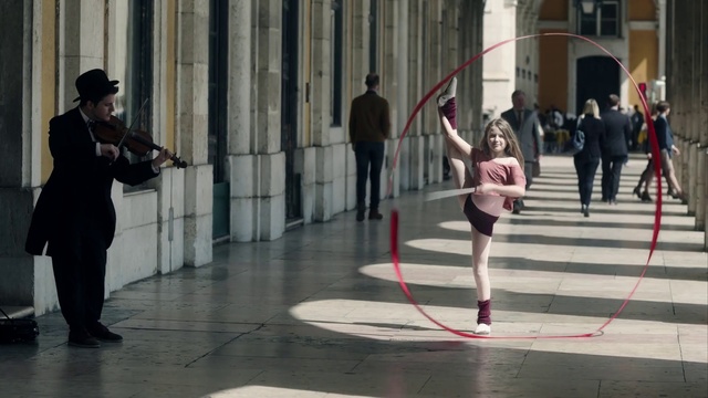 Video Reference: Entertainment, Performing arts, Performance art, Performance, Event, Dance, Rhythmic gymnastics, Photography, Hula hoop, Dancer