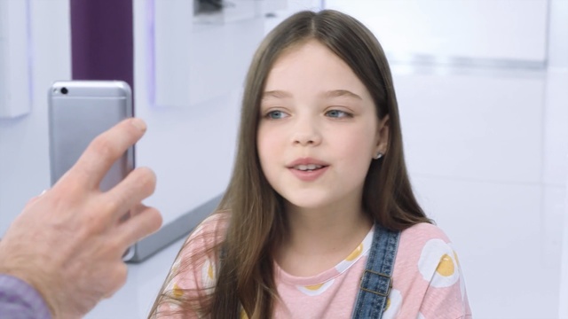 Video Reference: Hair, Face, Skin, Eyebrow, Selfie, Lip, Gesture, Electronic device, Technology, Gadget, Person
