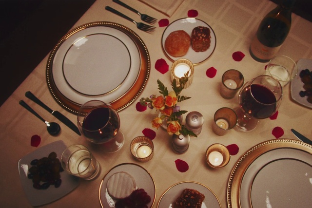 Video Reference: Dishware, Material property, Cosmetics, Tableware, Plate, Circle, Platter, Household silver, Cutlery