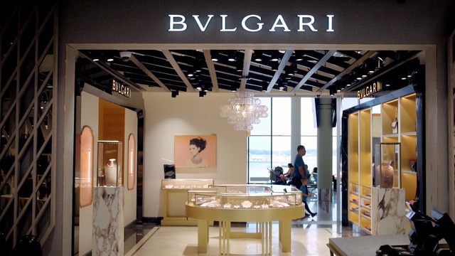 Video Reference: Building, Interior design, Ceiling, Boutique, Architecture, Design, Room, Outlet store, Floor, House, Indoor, Table, Window, Living, Kitchen, Chair, Furniture, White, Dining, Sitting, Area, Large, Desk, Glass, Modern, Counter, Black, Computer, Fireplace, Mirror, Stove, Clock, Text, Art, Coffee table, Kitchen & dining room table, Person