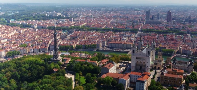 Video Reference: Metropolitan area, Urban area, Aerial photography, Birds-eye view, City, Residential area, Suburb, Landmark, Cityscape, Human settlement