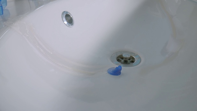 Video Reference: Sink, Water, Plumbing fixture, Tap, Bathtub, Room, Bathroom sink, Drain, Plumbing, Ceiling