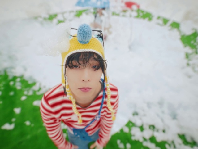 Video Reference: Plant, Green, Tree, People in nature, Happy, Grass, Headgear, Cap, Leisure, Eyewear