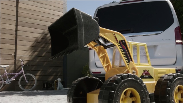 Video Reference: motor vehicle, transport, vehicle, tire, automotive tire, mode of transport, truck, automotive wheel system, wheel, commercial vehicle, Person