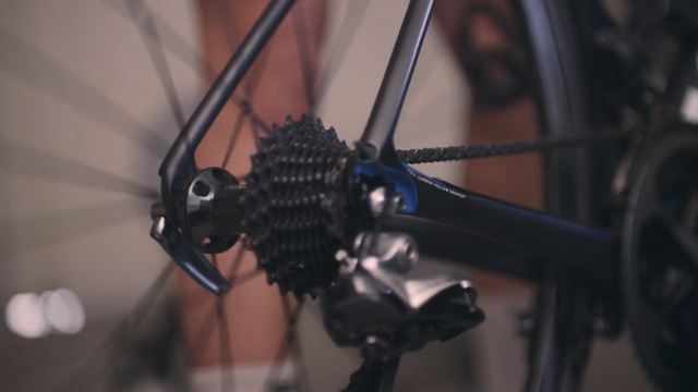 Video Reference: Bicycle wheel, Bicycle part, Spoke, Bicycle drivetrain part, Bicycle tire, Tire, Bicycle, Wheel, Vehicle, Rim