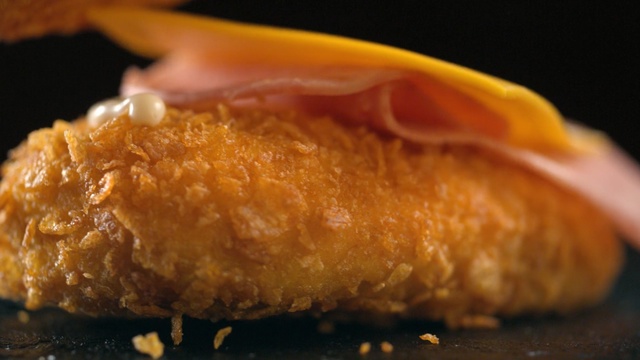 Video Reference: meal, sandwich, dish, lunch, food, dinner, delicious, meat, snack, tasty, plate, cuisine, eat, restaurant, fresh, gourmet, bread