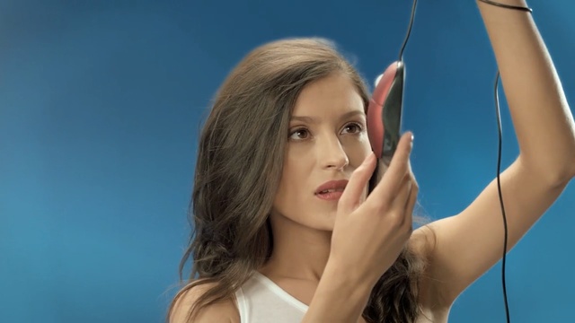 Video Reference: Hair, Face, Skin, Beauty, Blond, Hairstyle, Lip, Long hair, Hand, Gesture, Person