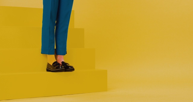 Video Reference: Yellow, Green, Standing, Cobalt blue, Electric blue, Footwear, Sportswear, Leg, Trousers, Jeans