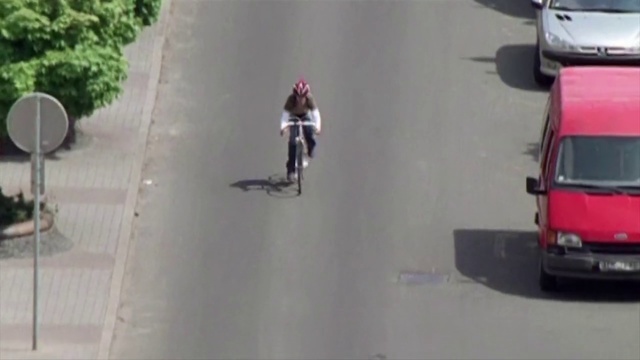 Video Reference: Land vehicle, Vehicle, Motor vehicle, Mode of transport, Lane, Asphalt, Road, Cycling, Transport, Road cycling