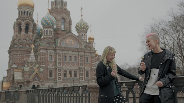 Video Reference: Tourism, Landmark, Atmospheric phenomenon, Architecture, Travel, Fun, Building, Temple, Pedestrian, Photography