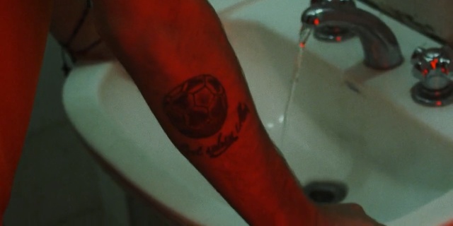 Video Reference: Arm, Tattoo, Joint, Finger, Hand, Bicycle part, Flesh, Human leg