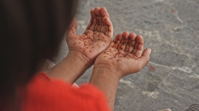 Video Reference: Foot, Toe, Barefoot, Leg, Finger, Hand, Sole, Mehndi, Design, Pattern