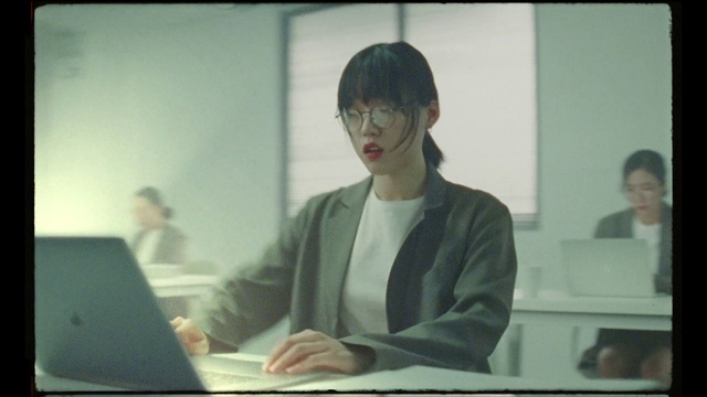 Video Reference: Snapshot, Job, Fun, Room, White-collar worker, Conversation, Sitting