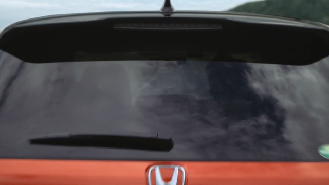 Video Reference: Windshield, Vehicle, Windscreen wiper, Vehicle door, Car, Glass, Automotive exterior, Automotive window part, Mode of transport, Auto part