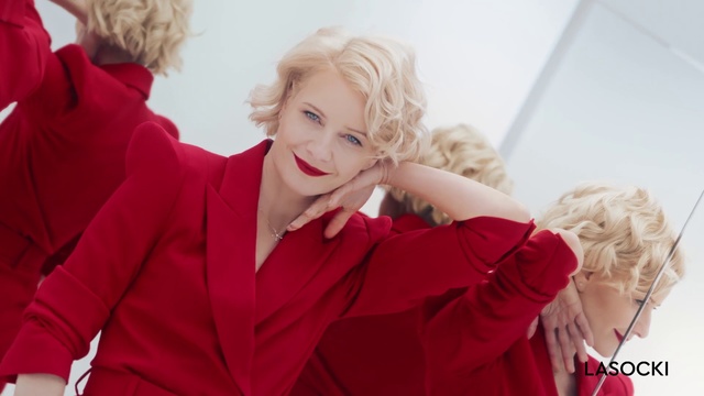 Video Reference: Hair, Red, Facial expression, Blond, Beauty, Hairstyle, Skin, Lip, Outerwear, Mouth