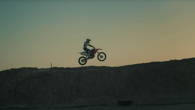 Video Reference: Freestyle motocross, Motocross, Stunt performer, Extreme sport, Vehicle, Stunt, Racing, Motorcycle racing, Motorcycle, Motorcycling