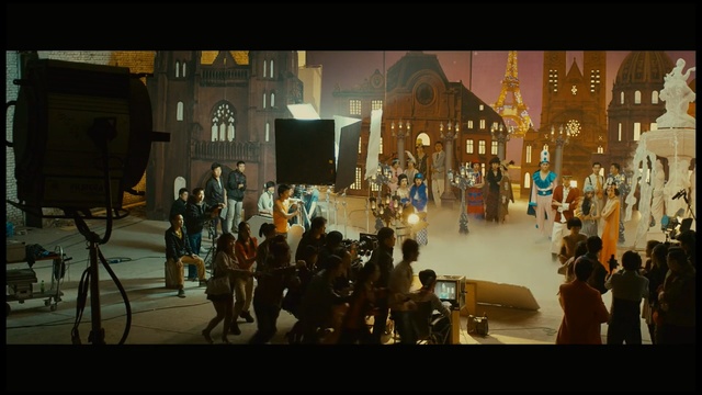 Video Reference: Crowd, Fun, Scene, Screenshot, Photography, Tourist attraction, Art, World, Tourism, City