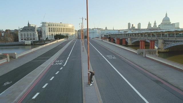 Video Reference: road, metropolitan area, lane, highway, controlled access highway, infrastructure, urban area, bridge, overpass, mode of transport, Person