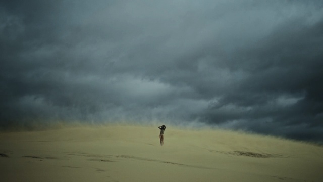 Video Reference: sky, cloud, horizon, atmosphere, wind, geological phenomenon, storm, ecoregion, meteorological phenomenon, sand, Person