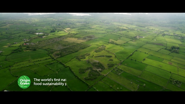 Video Reference: aerial photography, bird's eye view, plain, grassland, land lot, atmosphere, rural area, highland, field, hill station