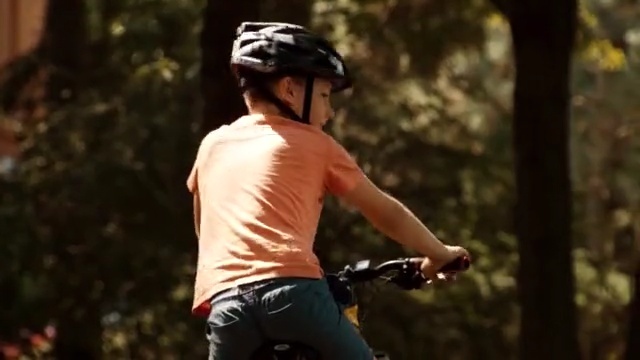 Video Reference: road bicycle, cycling, cycle sport, bicycle, mountain bike, sports equipment, headgear, vehicle, helmet, adventure