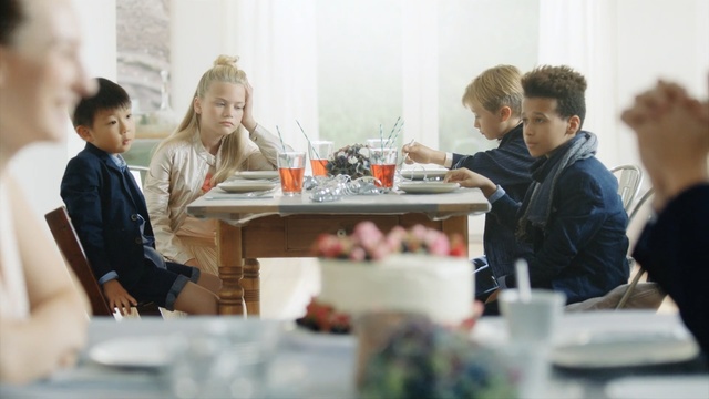 Video Reference: Conversation, Interaction, Event, White-collar worker, Brunch, Business, Lunch, Employment, Person