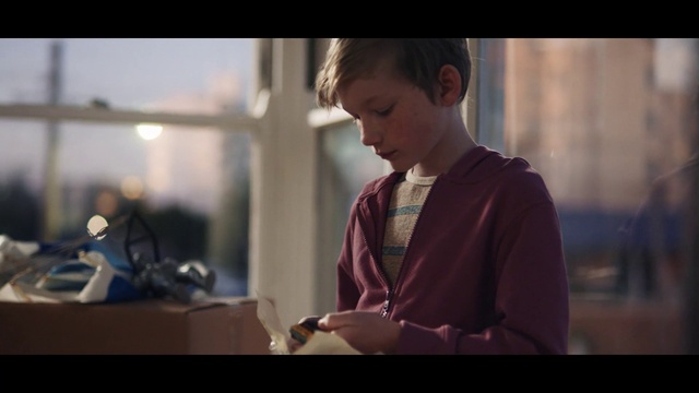 Video Reference: Flash photography, Street fashion, Entertainment, Event, Fashion design, Darkness, Sitting, Conversation, Performance, Jewellery