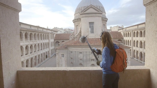 Video Reference: Landmark, Architecture, Tourism, Building, Baluster, Classical architecture, Courthouse, Palace, Tourist attraction, Facade, Person