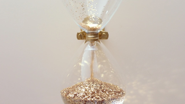 Video Reference: Glass, Crystal, Light fixture, Drinkware, Glitter, Fashion accessory, Sand, Barware, Tableware