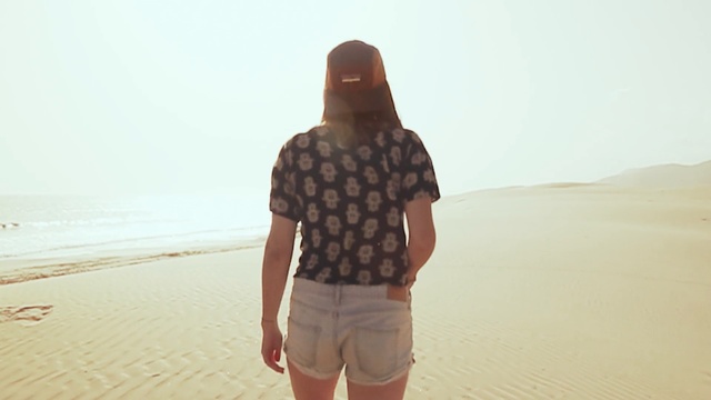 Video Reference: White, Sand, Natural environment, Standing, Beach, Vacation, Summer, Landscape, Sea, Outerwear