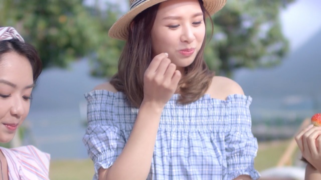 Video Reference: Clothing, Hat, Skin, Plaid, Beauty, Sun hat, Lip, Fashion accessory, Headgear, Street fashion, Person, Outdoor, Girl, Young, Holding, Standing, Woman, Little, Man, Table, Sitting, Front, Food, Shirt, Talking, Smiling, Wearing, People, Park, Glasses, Pizza, Eating, White, Phone, Plate, Umbrella, Human face, Sky, Fashion, Portrait, Pretty, Fedora