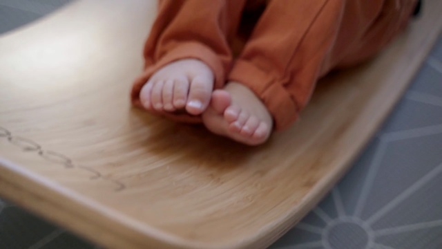 Video Reference: finger, hand, leg, foot, toe, nail, sole, thumb, shoe