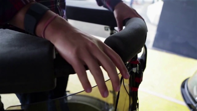 Video Reference: Product, Personal protective equipment, Wetsuit, Leg, Human leg, Arm, Thigh, Footwear, Hand, Human body