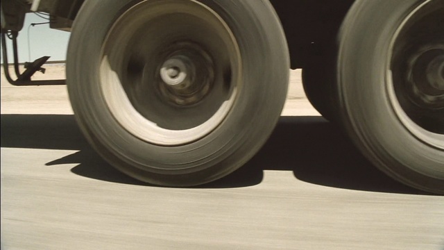 Video Reference: Tire, Automotive tire, Wheel, Synthetic rubber, Alloy wheel, Auto part, Rim, Automotive wheel system, Tread, Vehicle